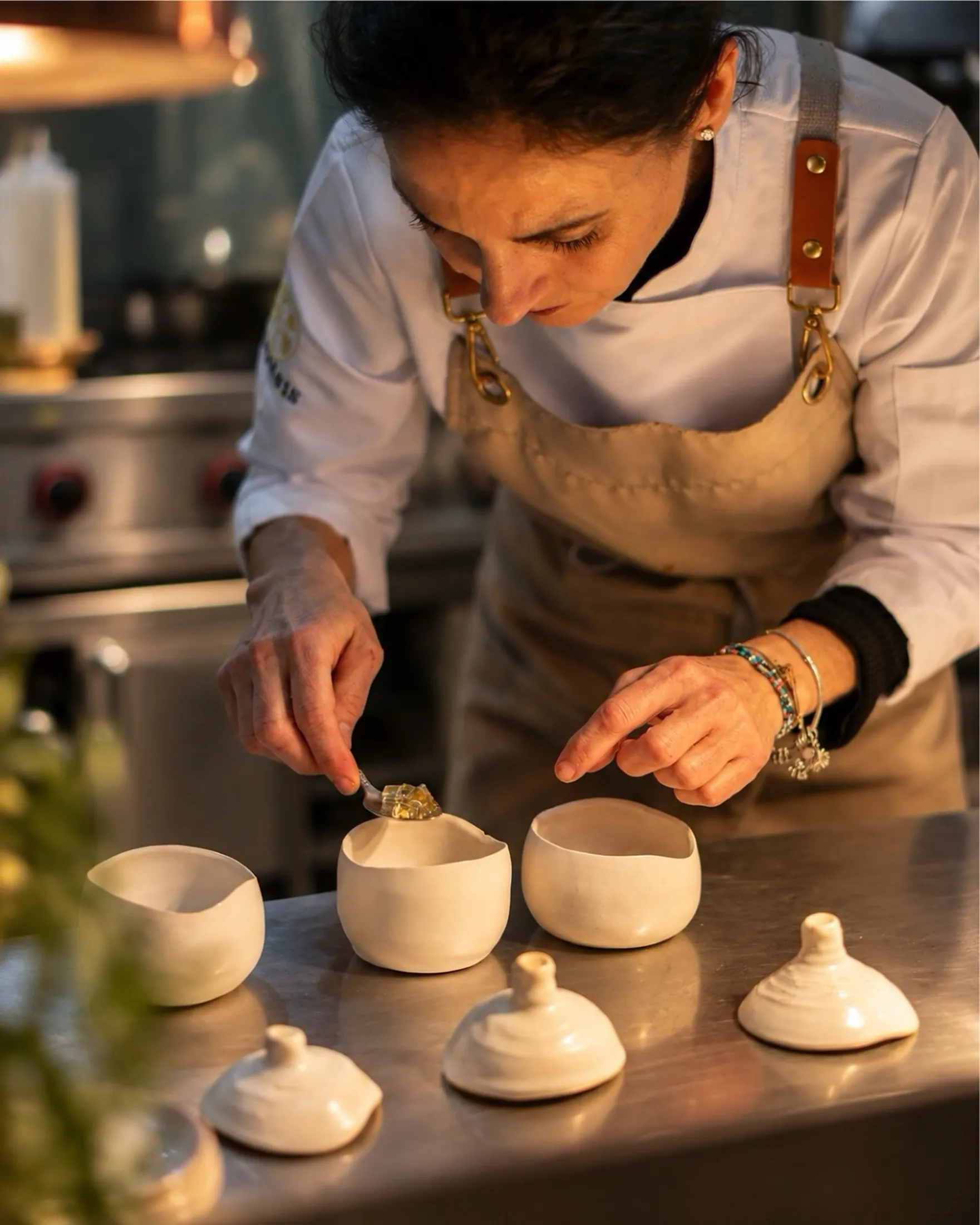 Cristina Gutiérrez Vergua emplatando en la cocina de Síntesis